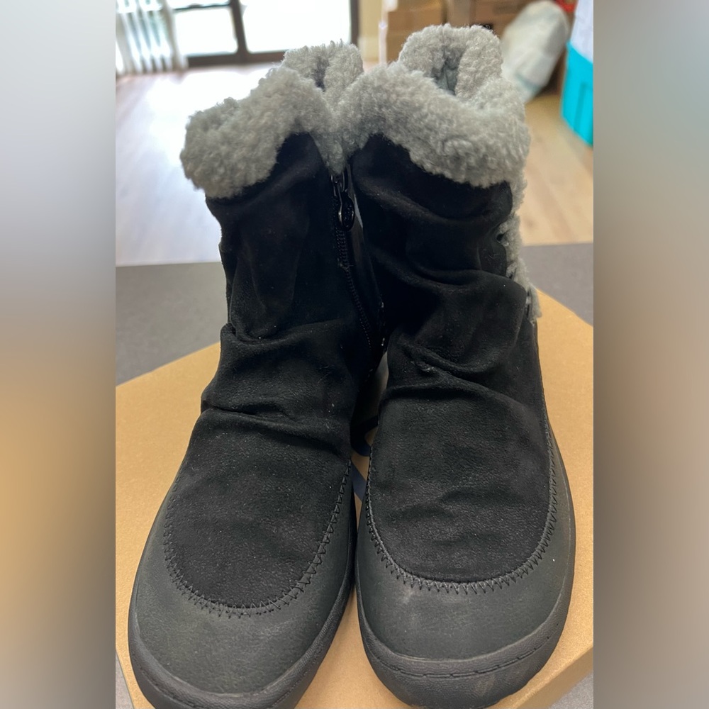 JBU -6W - NEW In BOX - Black Ankle Boot with Gray Faux Fur Collar